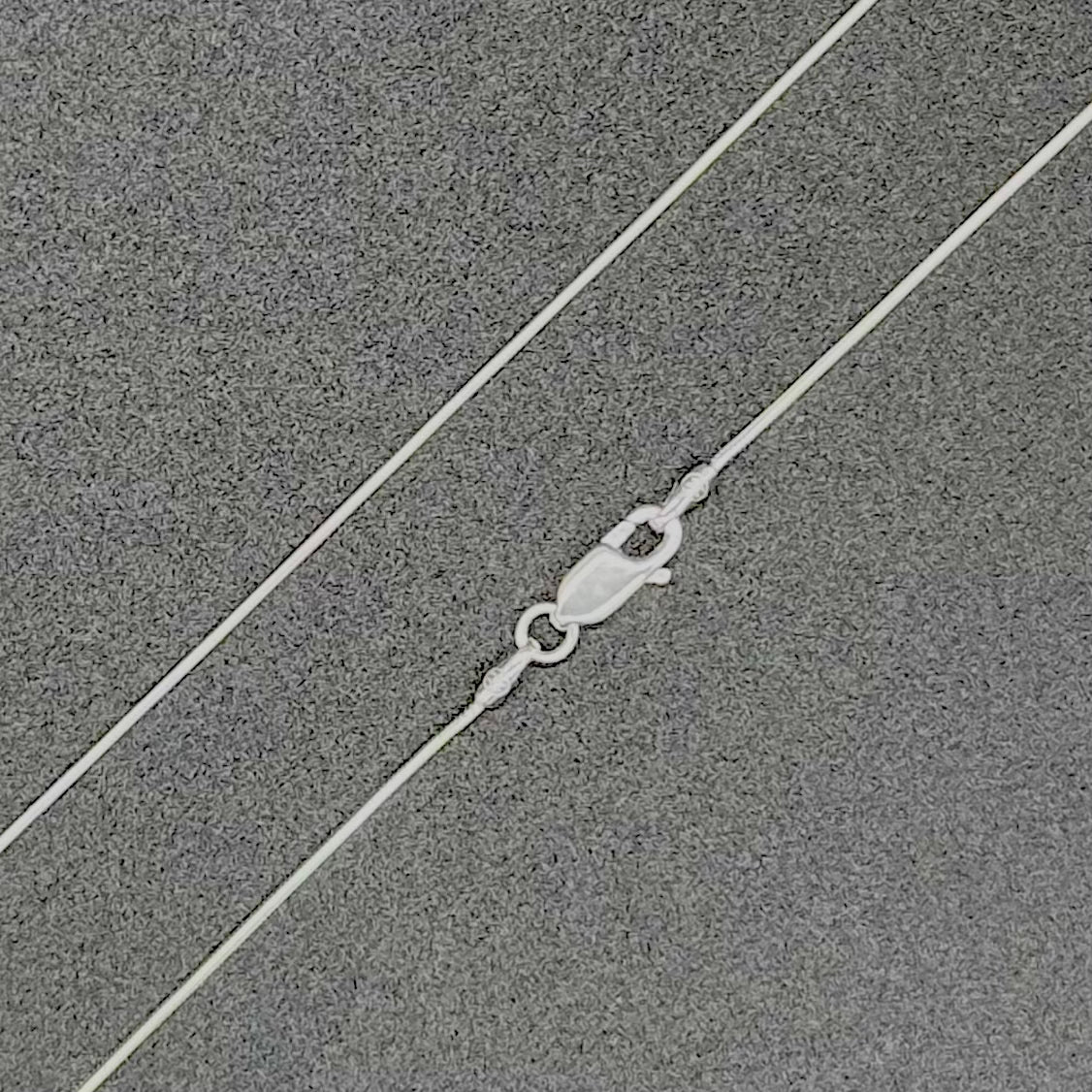 Silberkette auf einem schwarzen Hintergrund