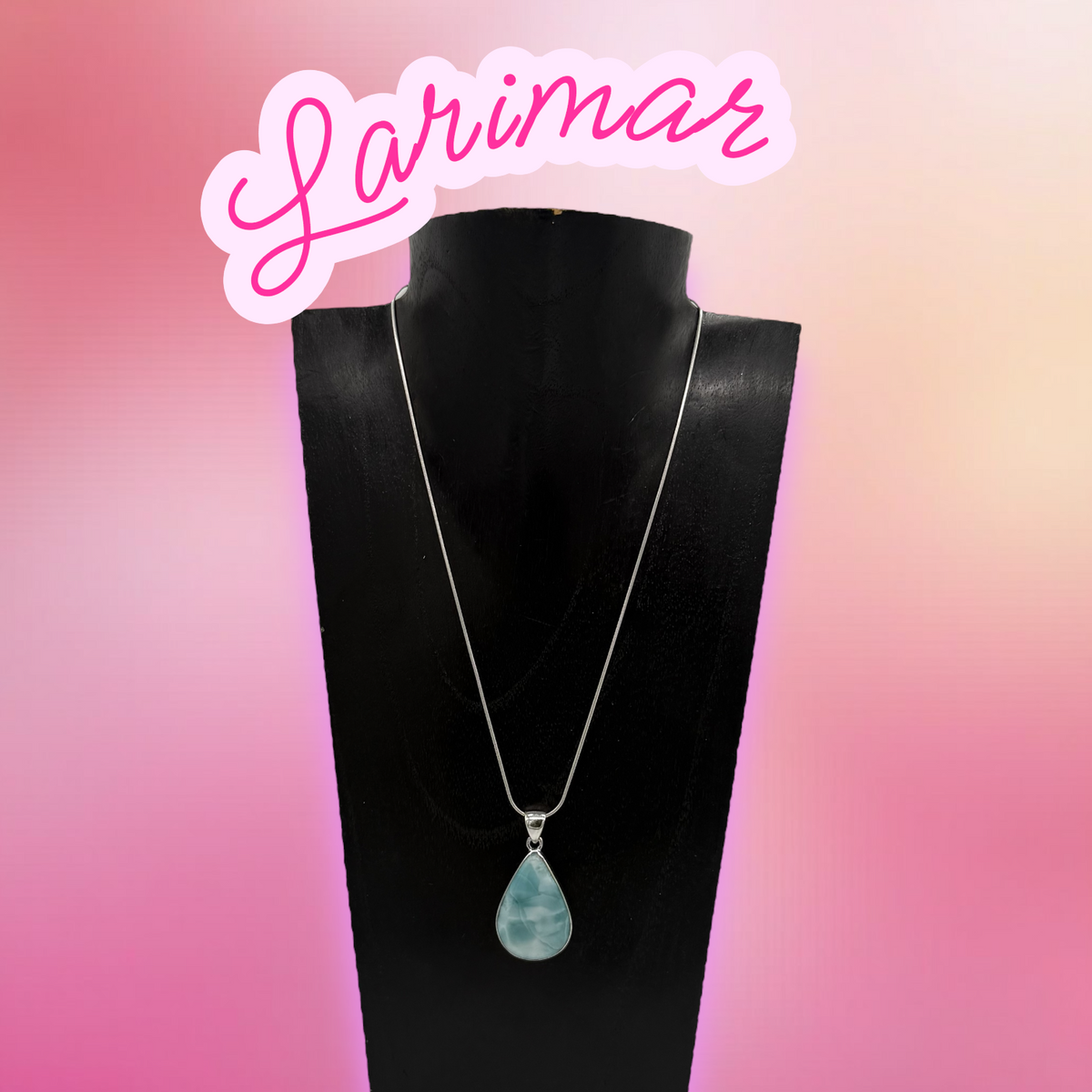 Larimar Anhänger mit einer Silber-Kette auf einen Schmuckstand mit rosafarbenem Hintergrund