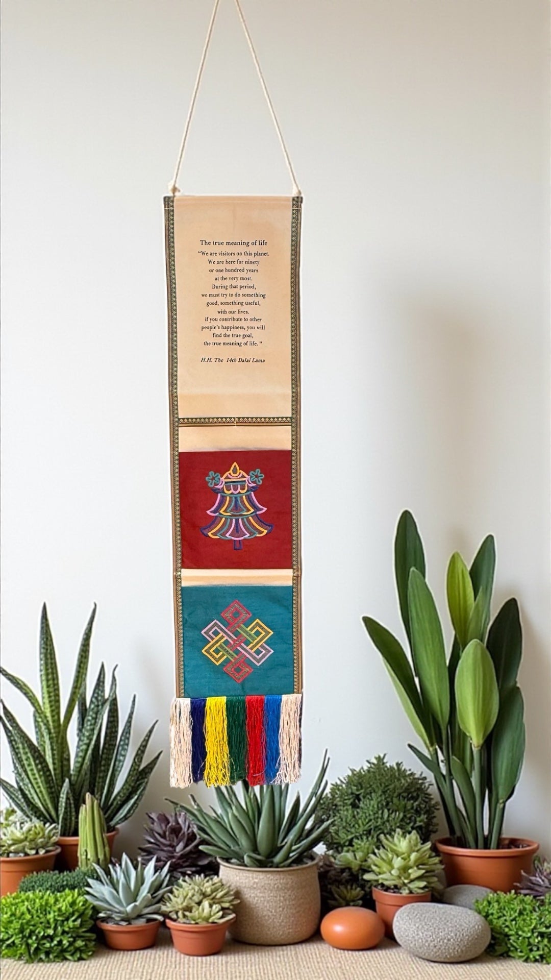Bannière murale tibétaine « Le véritable sens de la vie » – Citation du Dalaï-Lama avec symboles