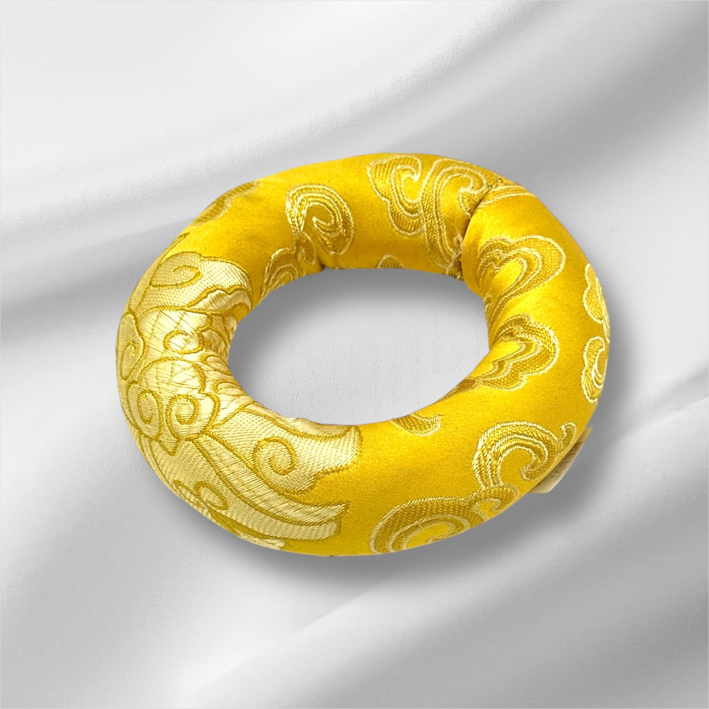 Kleine Klangschalenkissen in Gelb mit weissem Hintergrund