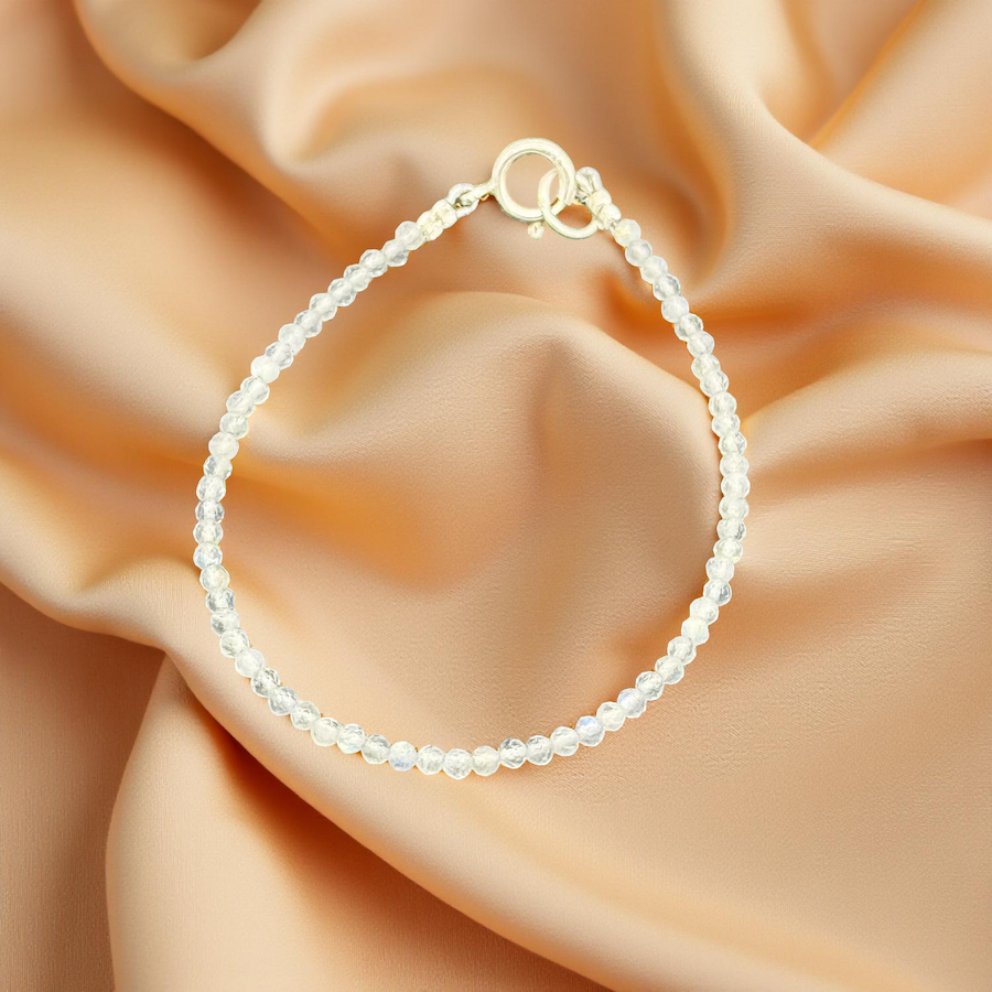 Labradorite Armband auf glänzendem, goldenem Seidenstoff