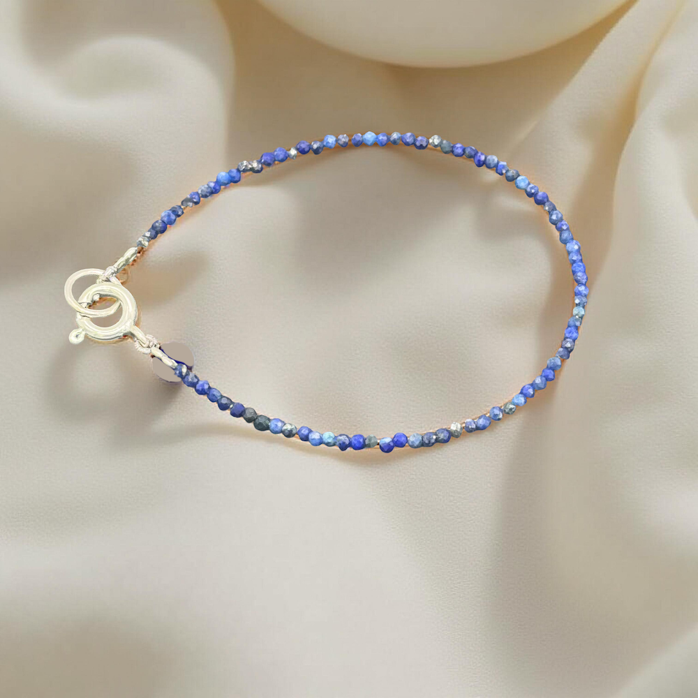 Lapiz-Lazuli Armband auf glänzendem, cremigem Seidenstoff