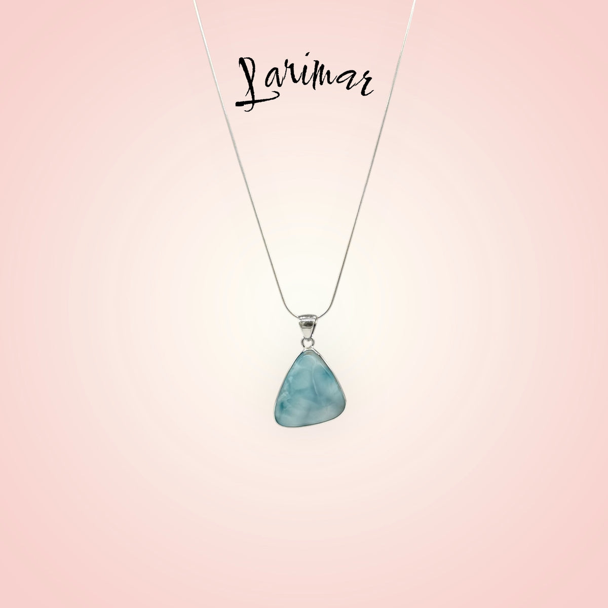 Zeigt Larimar Silber Anhänger mit einer Silber-Kette. Rosa Hintergrund