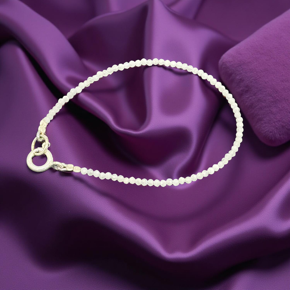 Mondstein Armband auf glänzendem, lila Seidenstoff