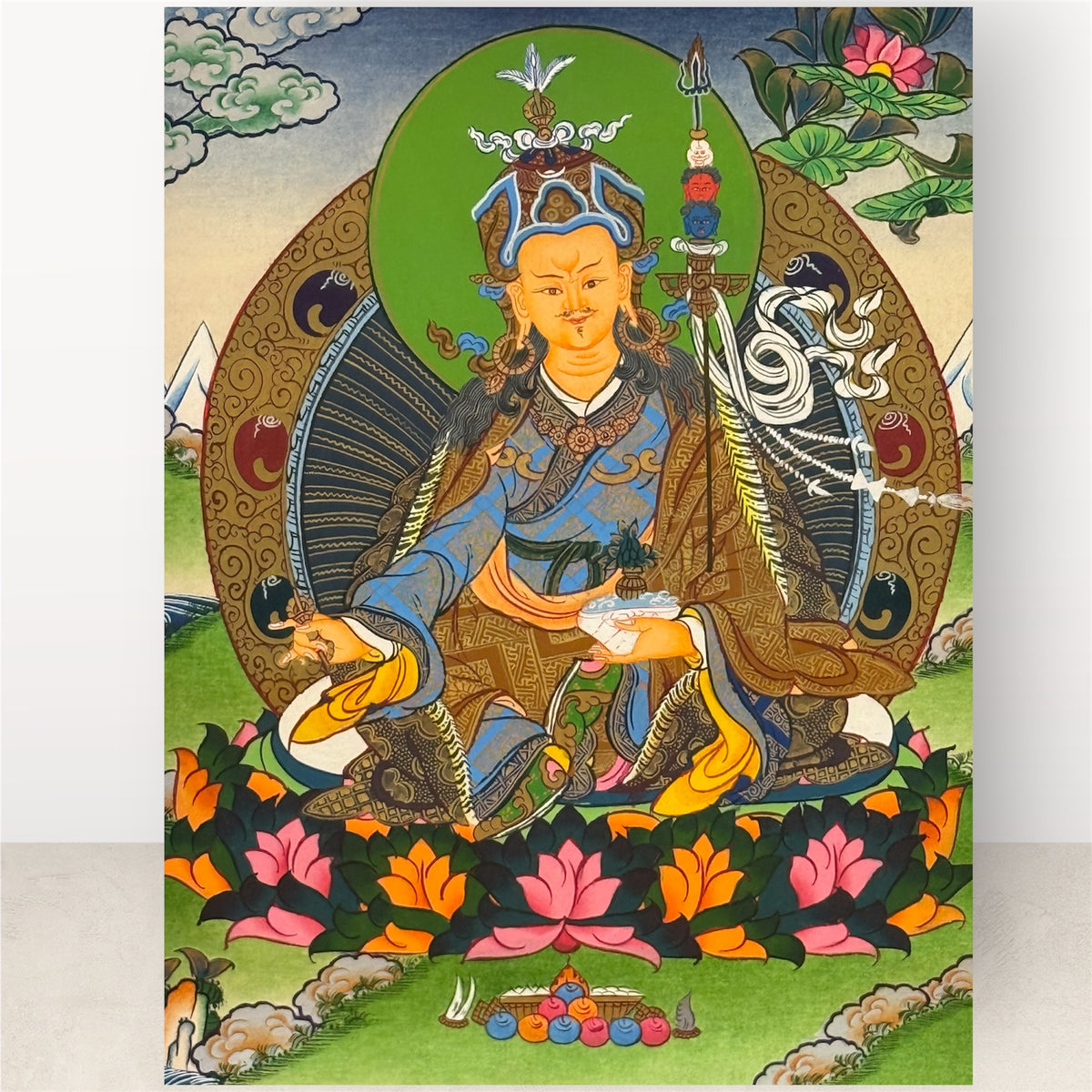 Guru Rinpoche auf einem Lotussitz mit grünem Heiligenschein, Vajra, Schale und Khatvanga-Stab