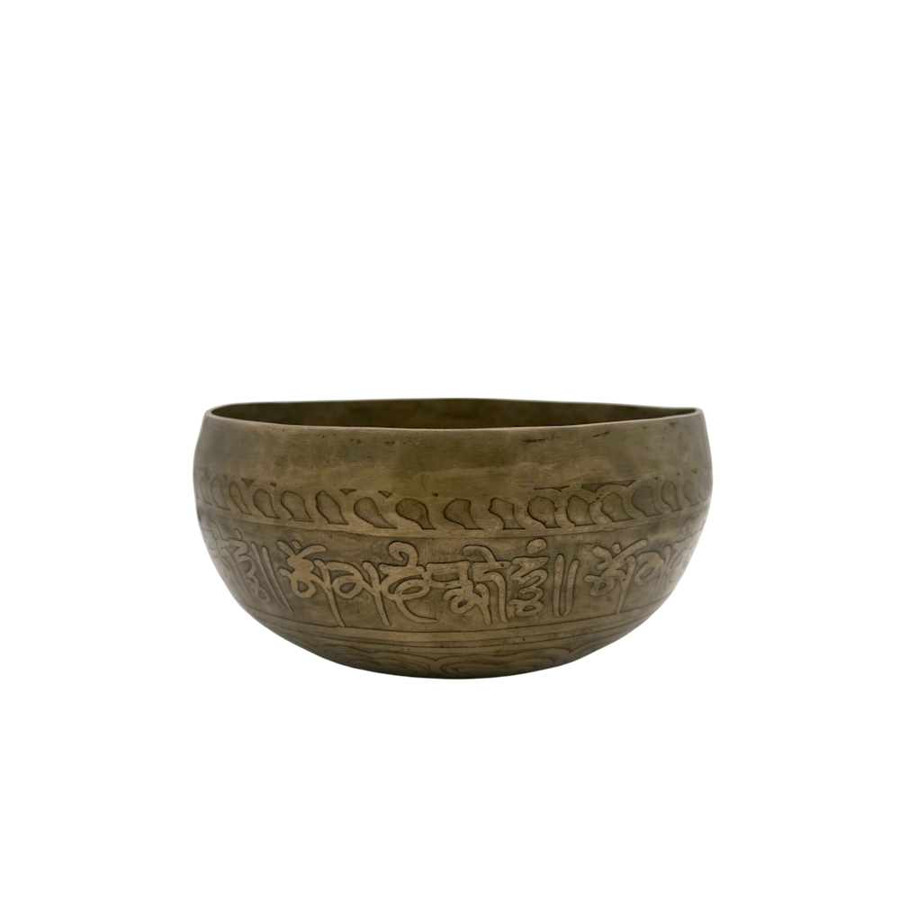 Unterseite der alten tibetischen Klangschale mit Mani-Motiv und Ornamenten