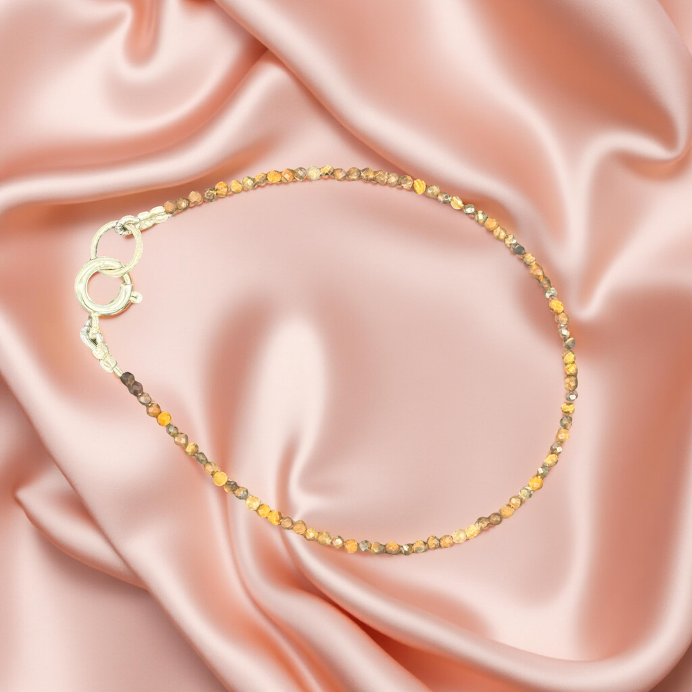 Tigerauge Armband auf glänzendem, goldenem Seidenstoff