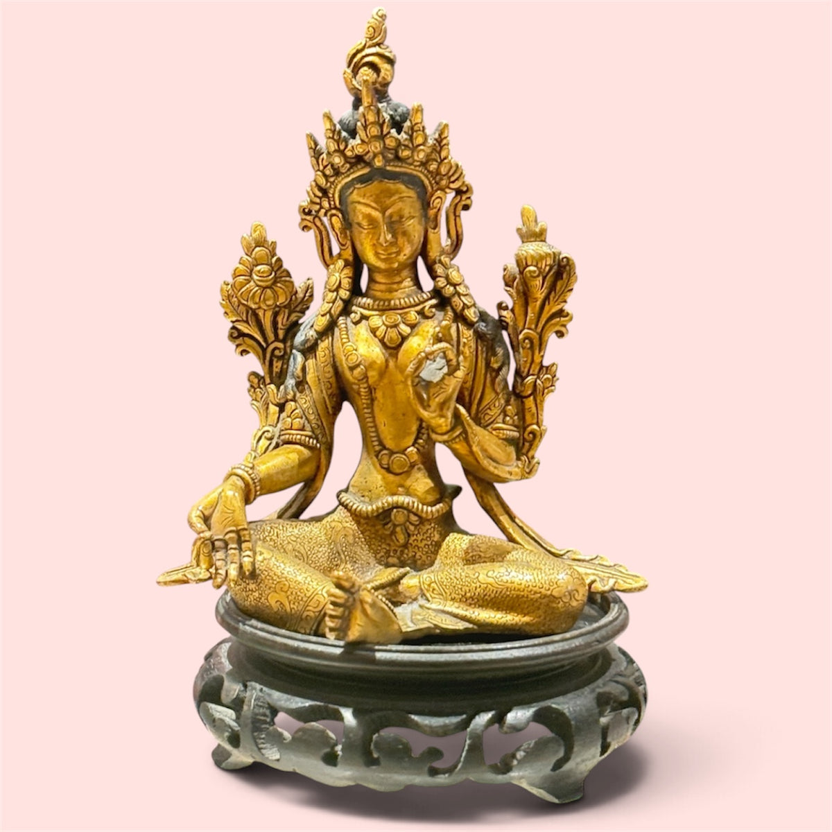 Grüne Tara Statue mit goldfarbener Oberfläche und ornamentalem Sockel, Vorderansicht