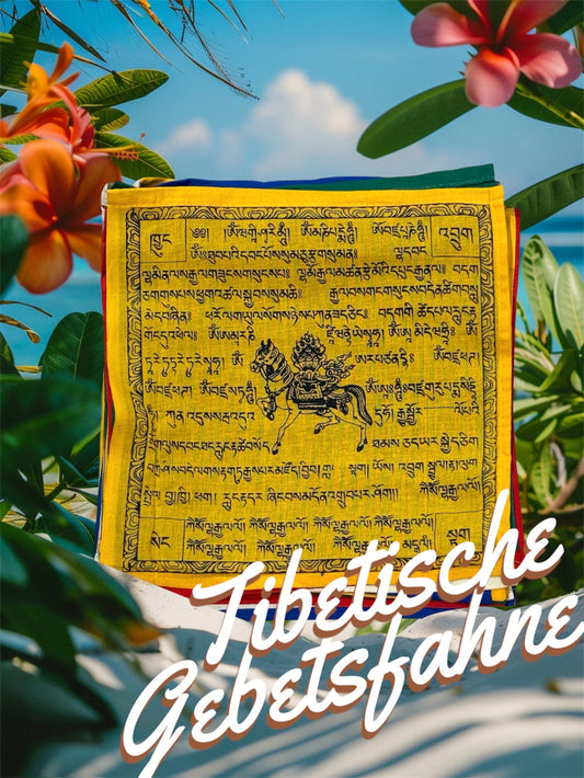 Gebetsfahenen umgeben von Blumen und grüne Pflanzen. Blaues Himmel im Hintergrund