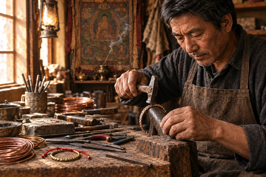 Szene eines tibetischen Kunsthandwerkers beim Formen eines Kupferarmbands, mit alter Thangka und aufsteigendem Weihrauch im Hintergrund.
