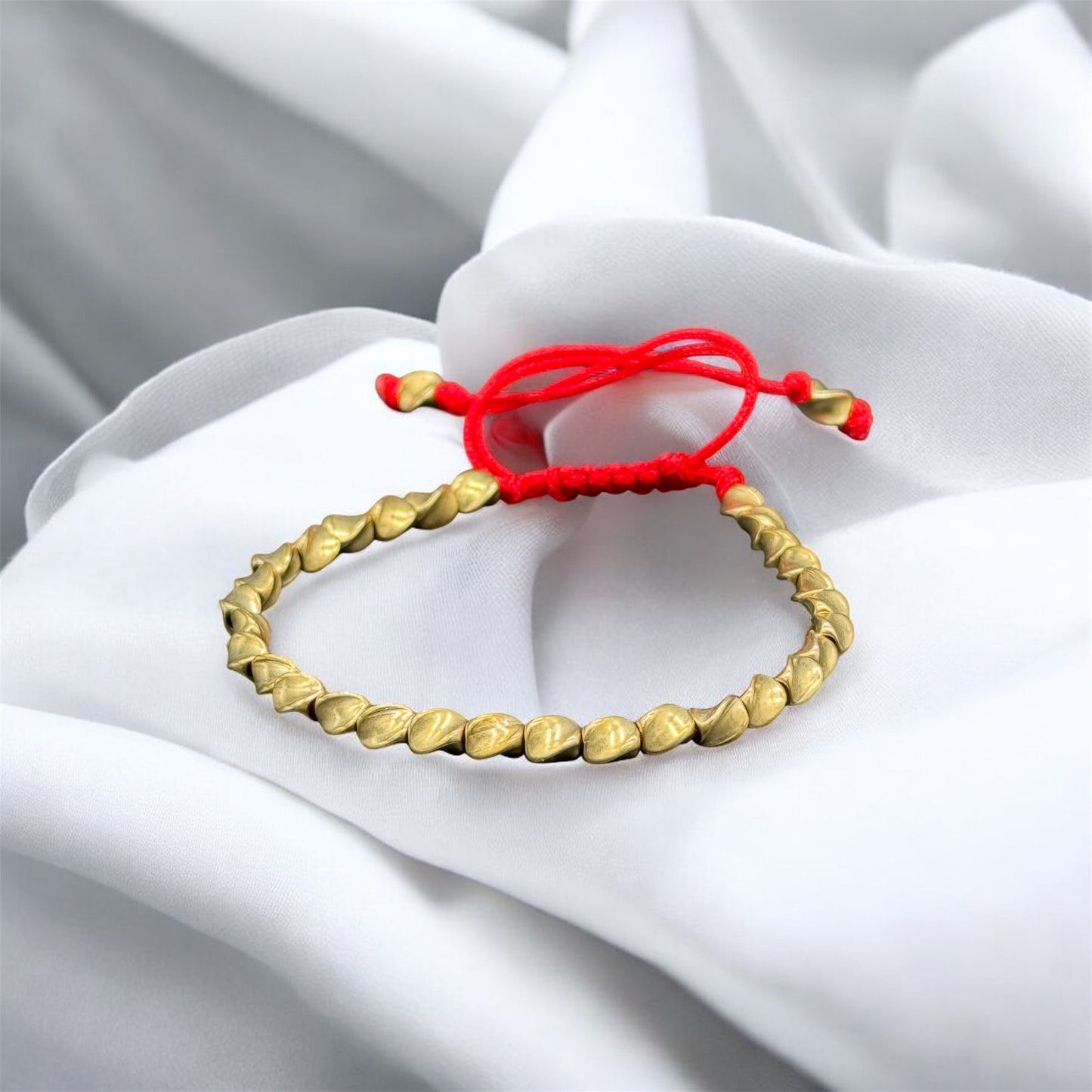 Verstellbares Kupferperlen Armband auf rotem Faden – Traditioneller tibetischer Glückstalisman