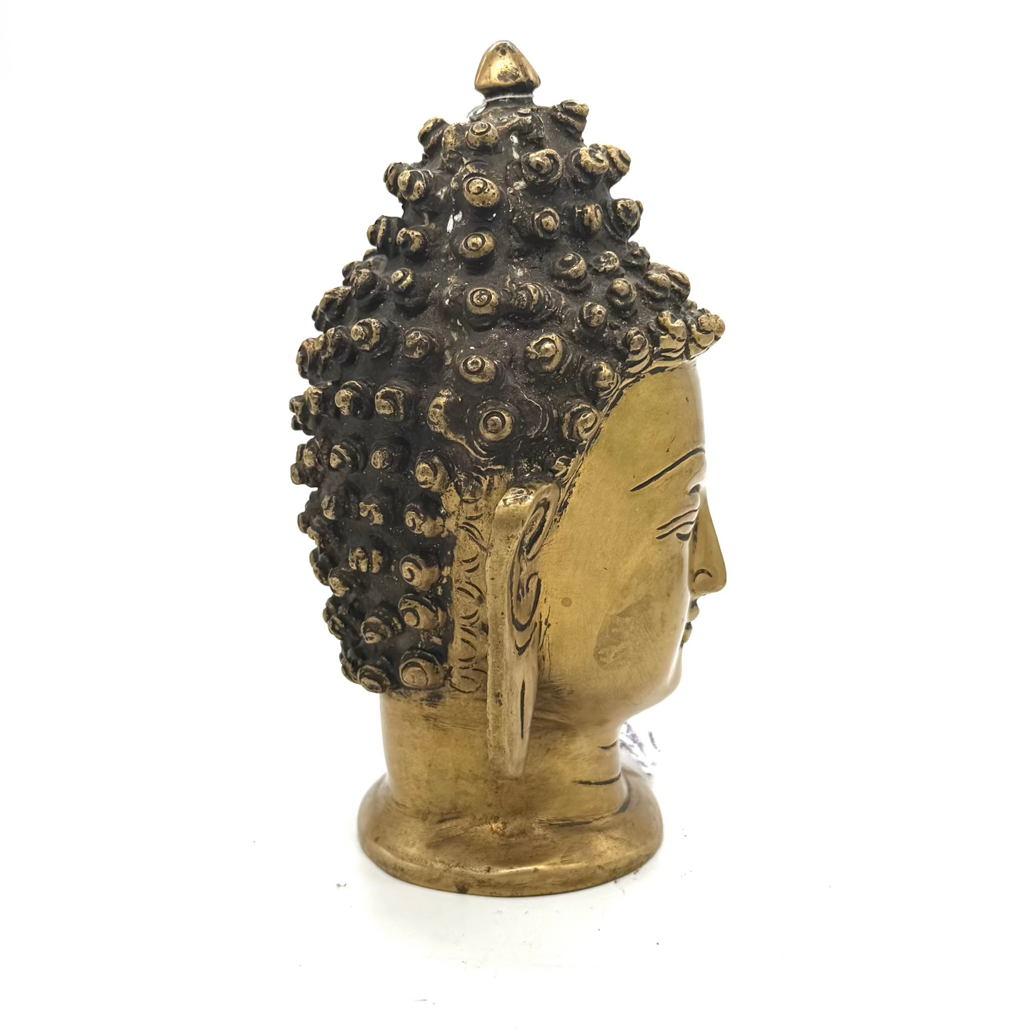 Zeigt von der Seite die Buddha Kopf Statue aus Messing mit weissem Hintergrund