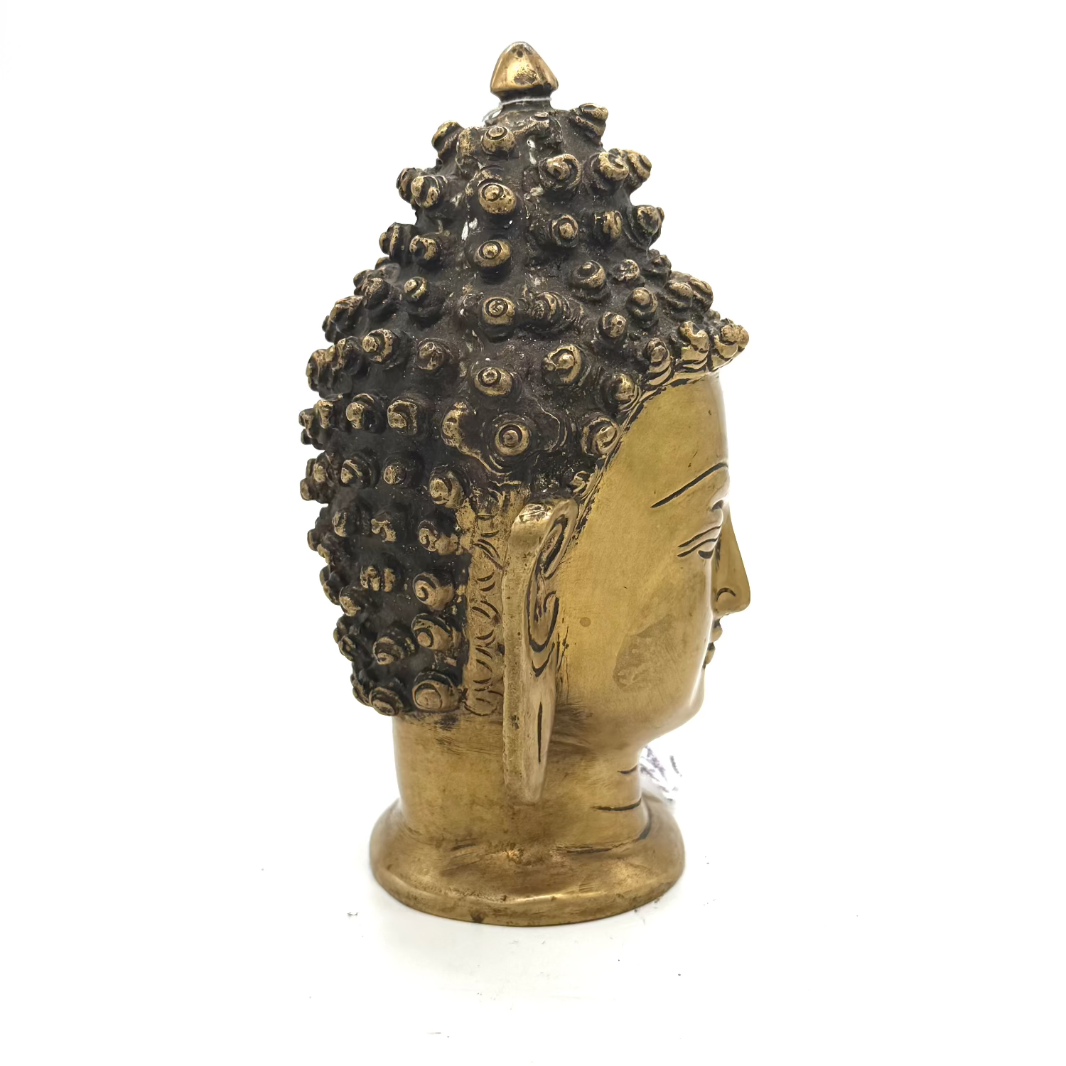 Zeigt von der Seite die Buddha Kopf Statue aus Messing mit weissem Hintergrund