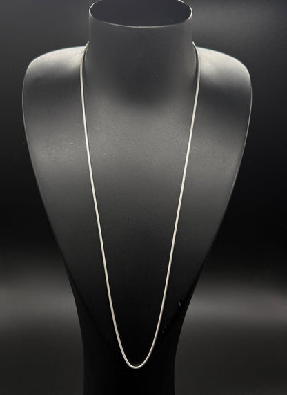 Silberkette auf einem schwarzen Schmuckständer