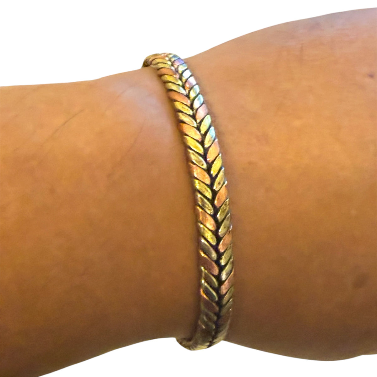 Handgeflochtenes Kupferarmband mit geflochtener Struktur auf hellem Hintergrund