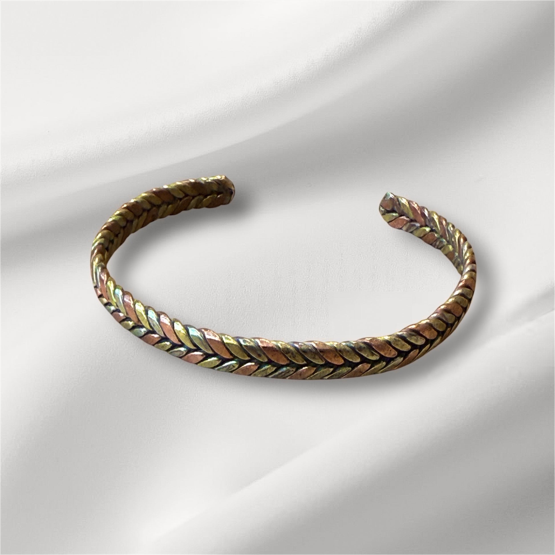 Geflochtenes Kupferarmband aus Kupfer in runder Ansicht