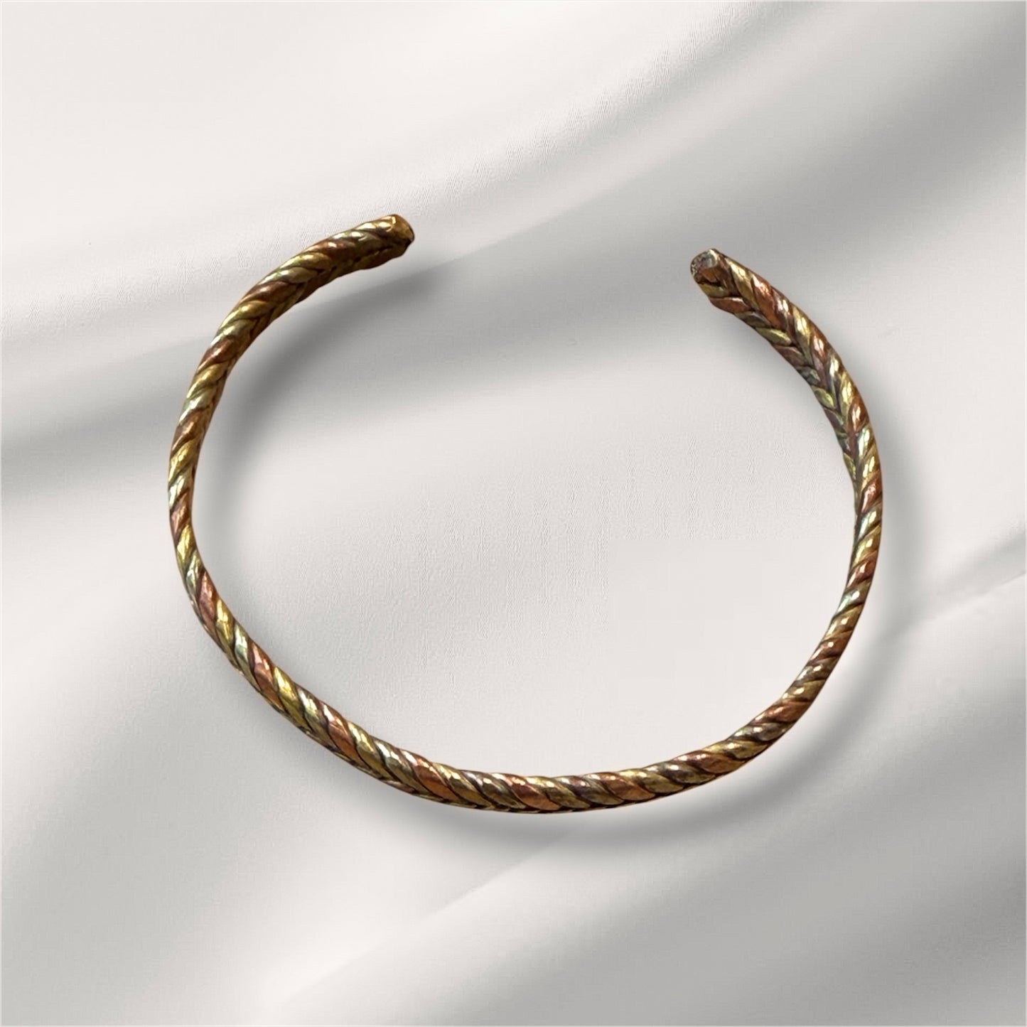 Geflochtenes Kupferarmband am Handgelenk getragen