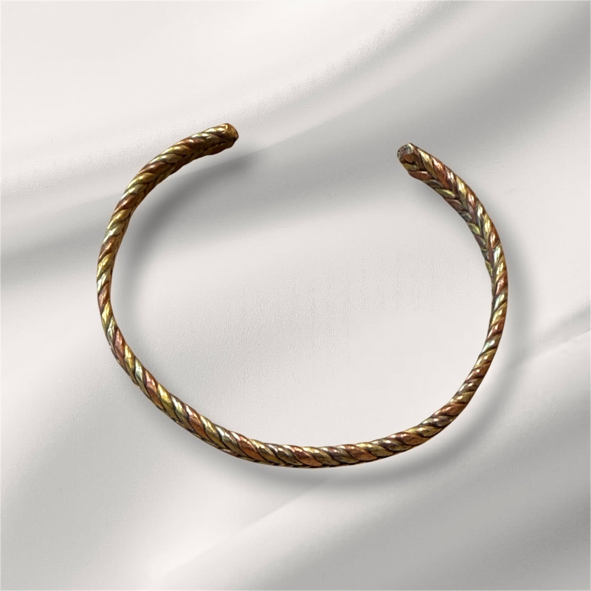 Geflochtenes Kupferarmband am Handgelenk getragen
