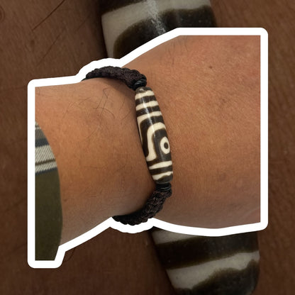 Dzi-Perlen Armband, robustes geflochtenes Band.