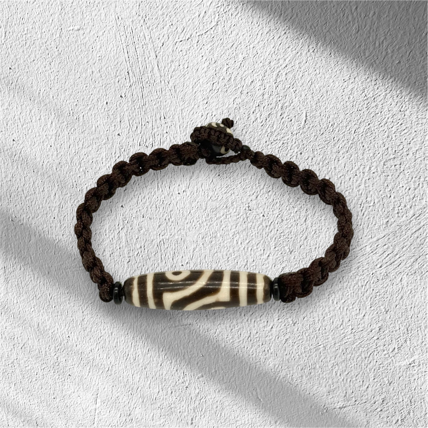 Dzi-Perlen Armband, robustes geflochtenes Band.