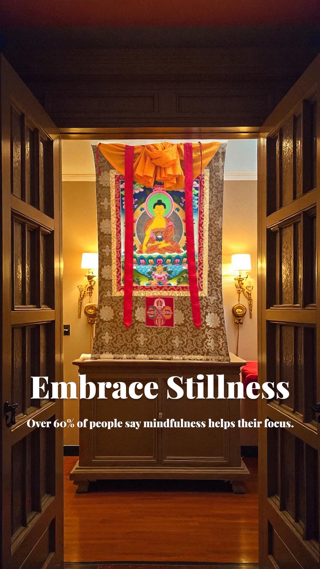 ein Flur, der zu einem Gebetsraum führt, in dessen Mitte sich ein Thangka-Gemälde von Lord Buddha befindet. Sehr gemütliches Gefühl