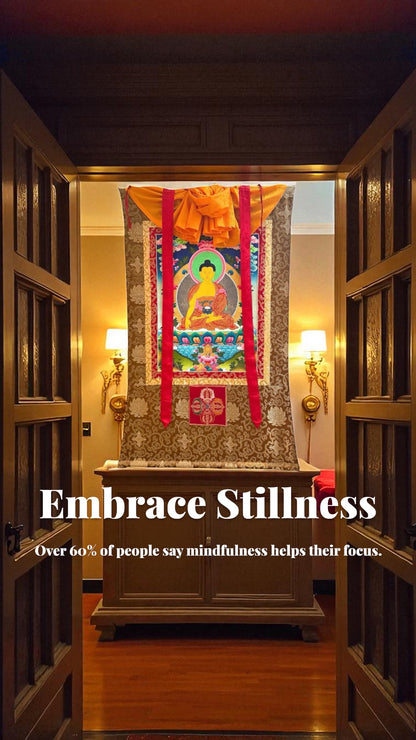 ein Flur, der zu einem Gebetsraum führt, in dessen Mitte sich ein Thangka-Gemälde von Lord Buddha befindet. Sehr gemütliches Gefühl