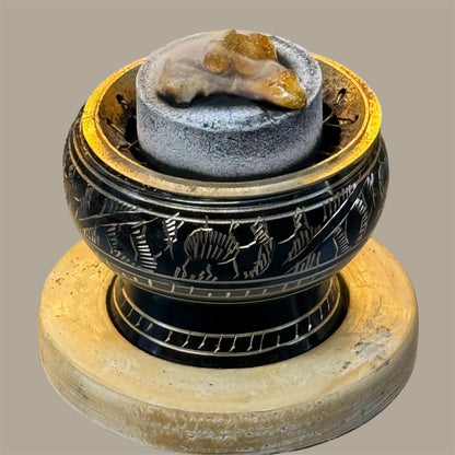 Hier sieht mann ein Premium-Räucherkohle auf ein räuchergefäss