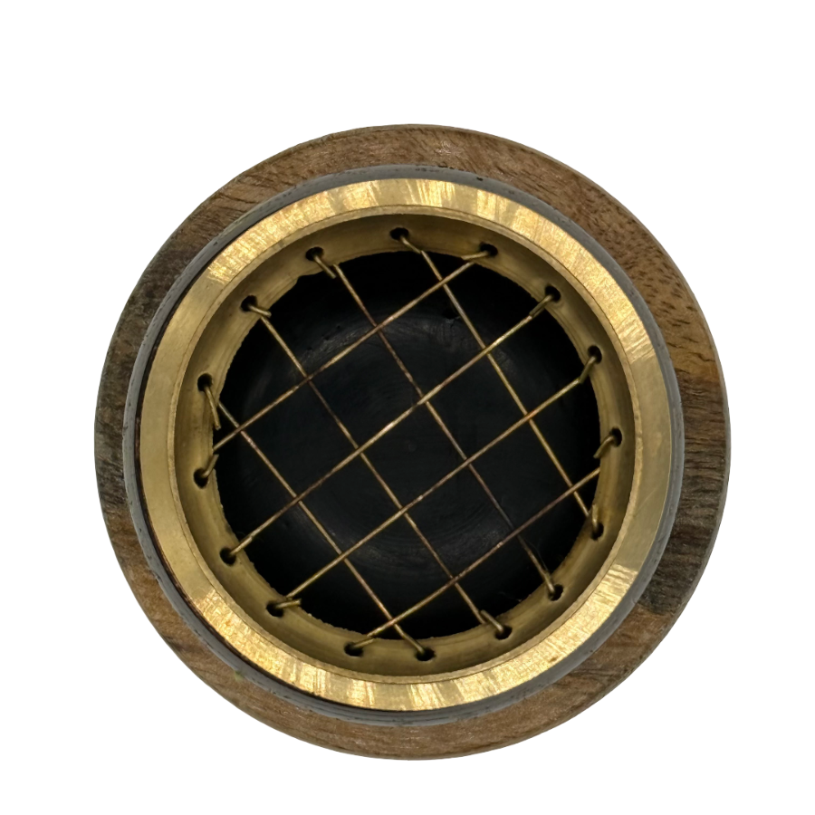 Räuchergefäß aus Metall mit Holzuntersetzer
Dieses kunstvoll gestaltete Räuchergefäß eignet sich ideal für das Verbrennen von Räucherharzen, Pulver oder Kräutermischungen. 