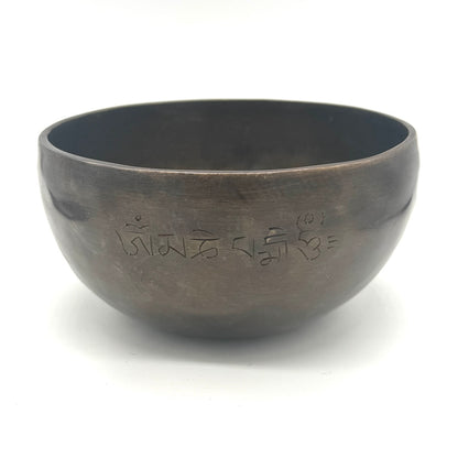 Leicht verzierte Klangschale für das Wurzelchakra - Förderung von Erdung und Balance