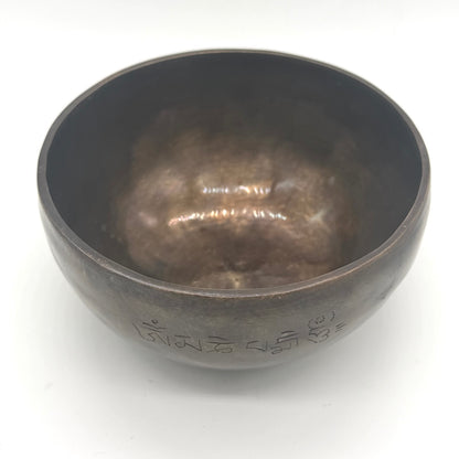 Leicht verzierte Klangschale für das Wurzelchakra - Förderung von Erdung und Balance