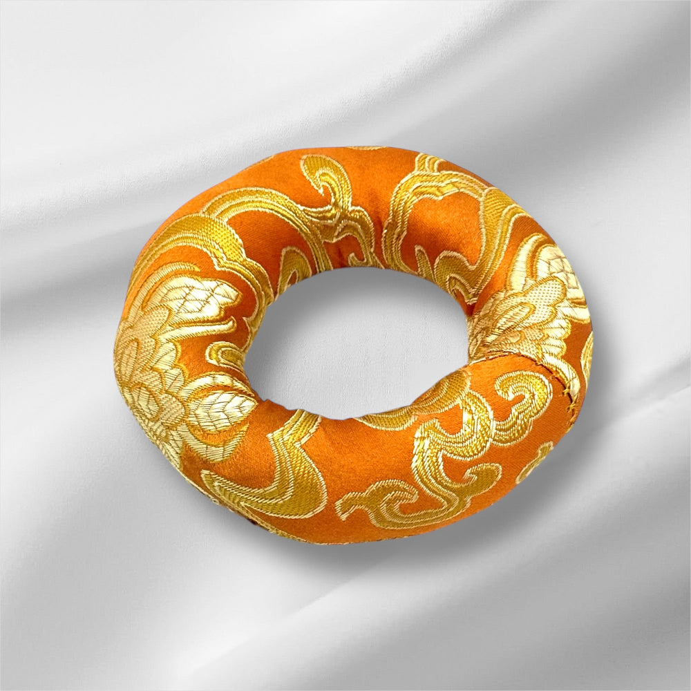 Kleine Klangschalenkissen in Gold mit weissem Hintergrund