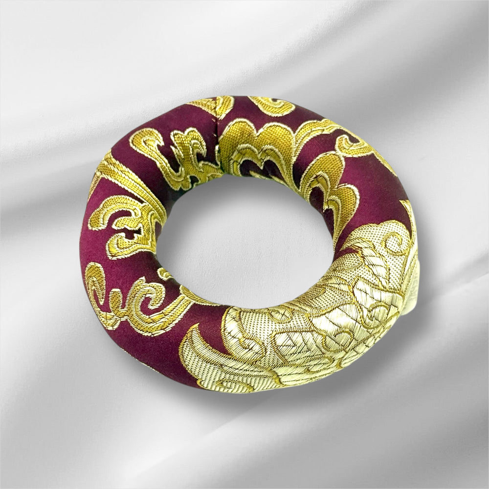 Kleine Klangschalenkissen Kastanienbraun weissem Hintergrund