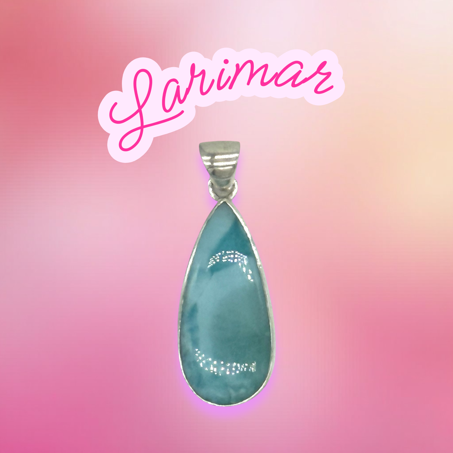 Larimar Anhänger mit rosafarbenem Hintergrund mit Überschrift LARIMAR im Pink