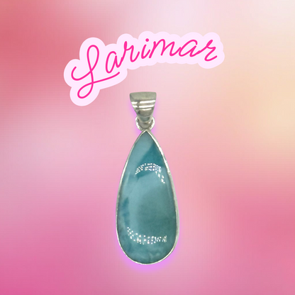 Larimar Anhänger mit rosafarbenem Hintergrund mit Überschrift LARIMAR im Pink