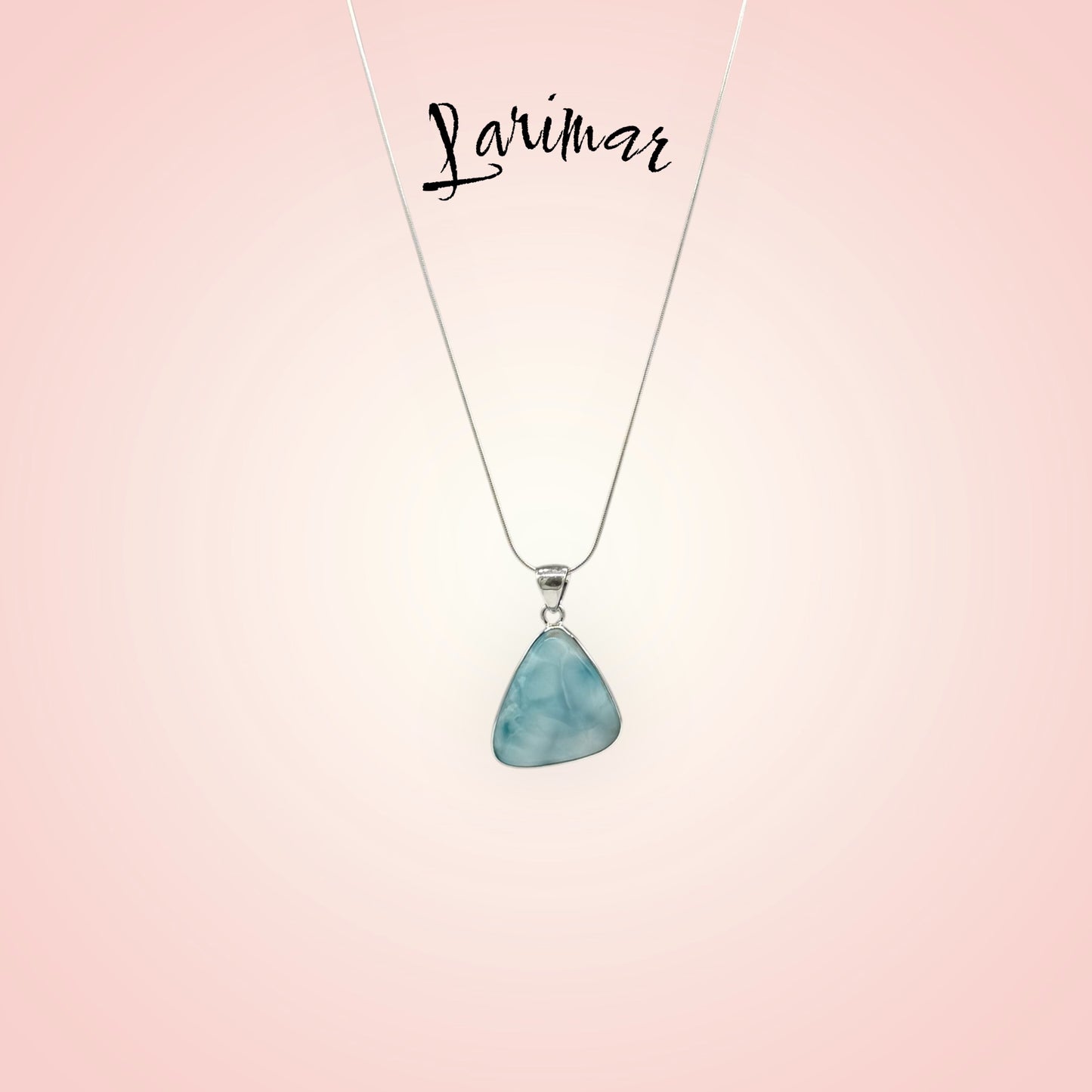 Zeigt Larimar Silber Anhänger mit einer Silber-Kette. Rosa Hintergrund