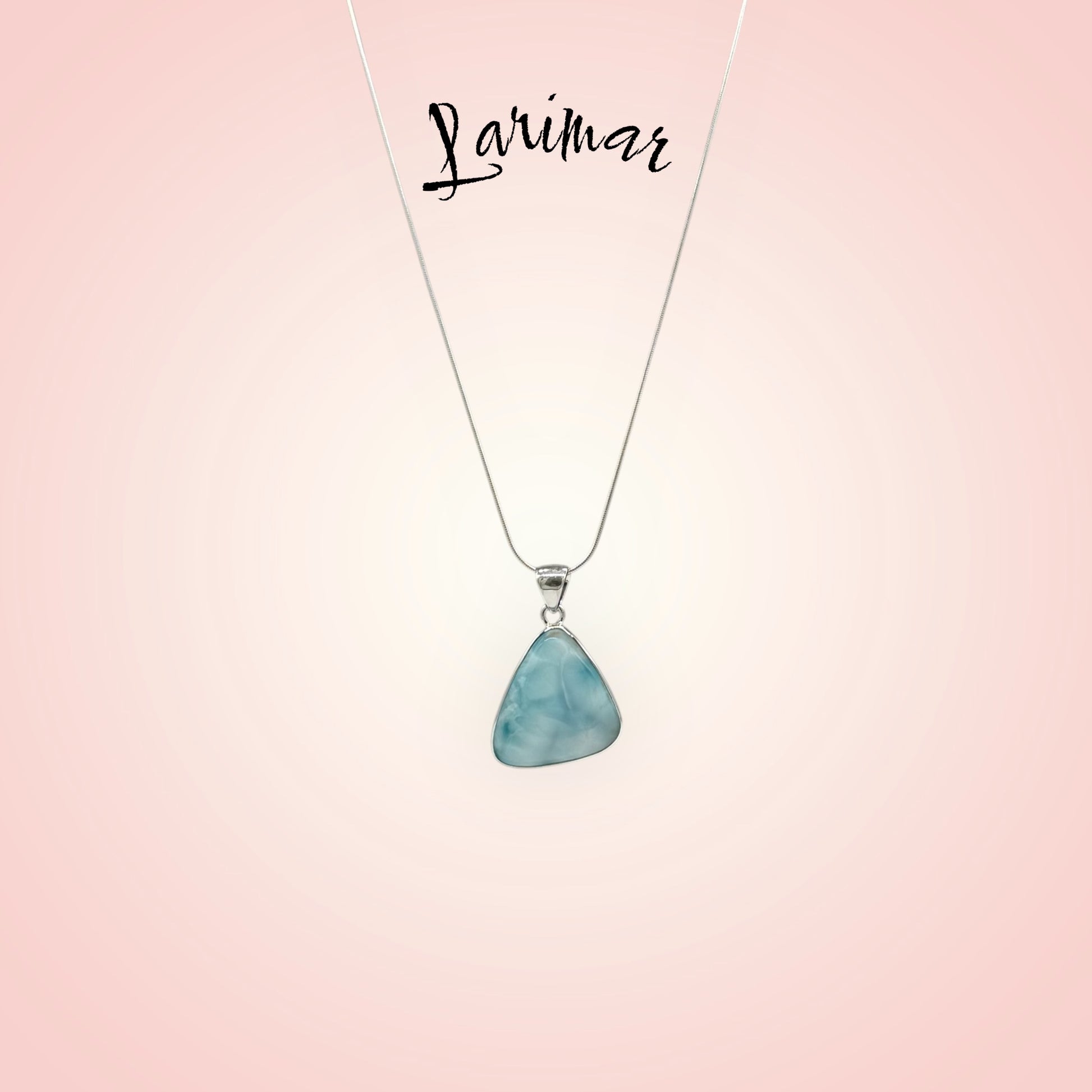 Zeigt Larimar Silber Anhänger mit einer Silber-Kette. Rosa Hintergrund