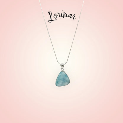 Zeigt Larimar Silber Anhänger mit einer Silber-Kette. Rosa Hintergrund