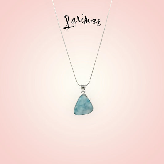 Zeigt Larimar Silber Anhänger mit einer Silber-Kette. Rosa Hintergrund