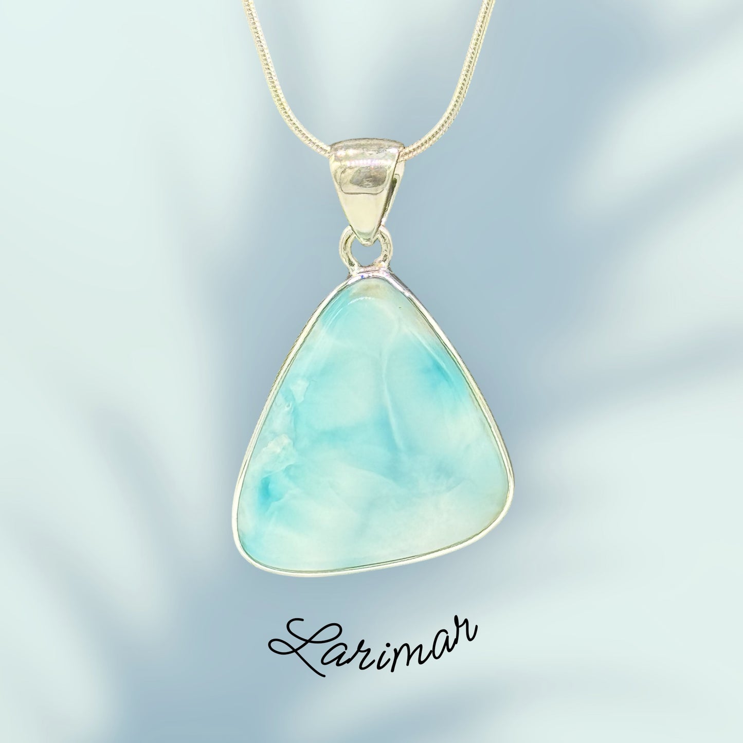 Zeigt Larimar Silber Anhänger mit einer Silber-Kette. Türkisblaues Hintergrund