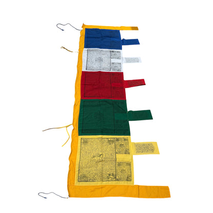 Lungta tibetische Gebetsfahne auf Stange.