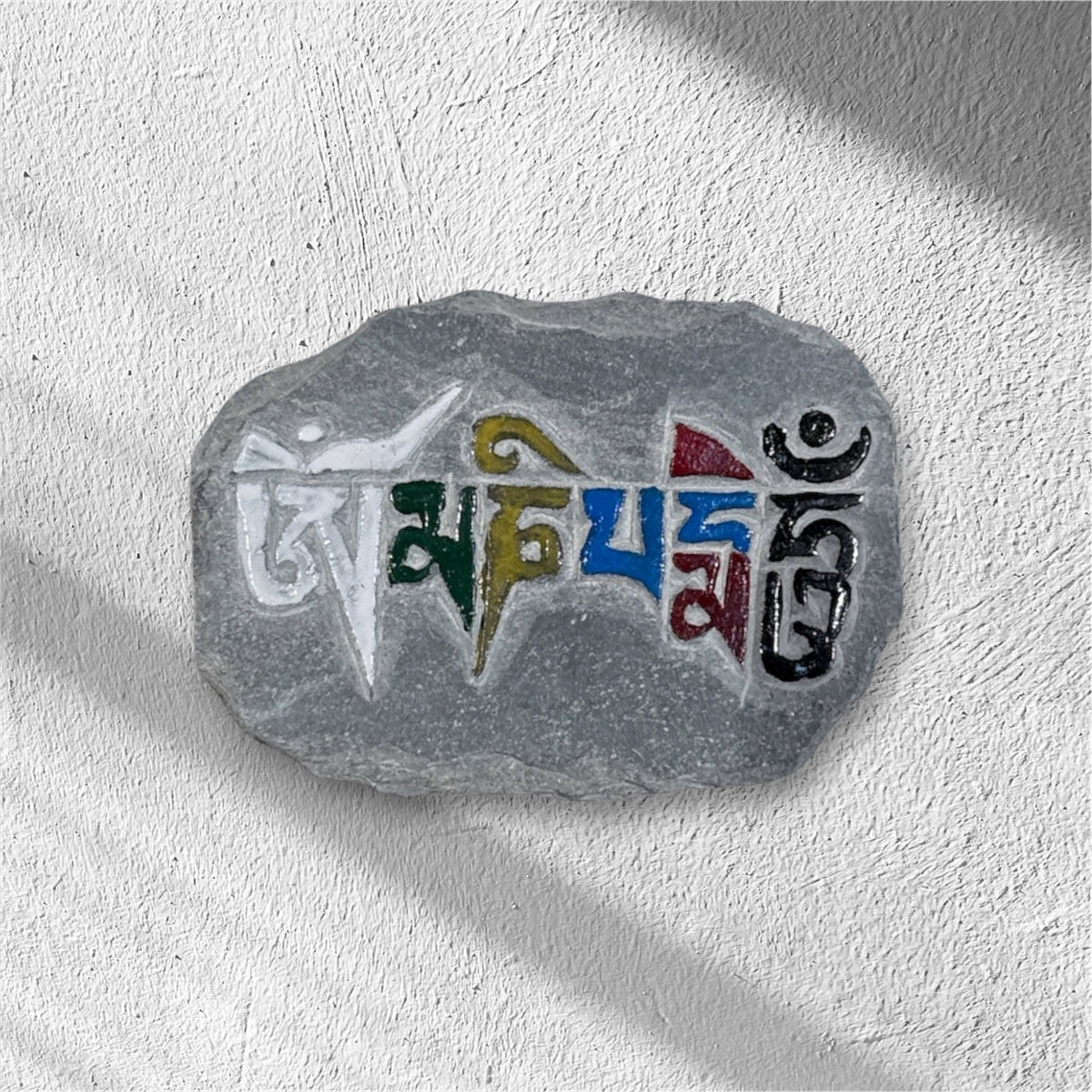 Handgeschnitzter Mani-Stein mit Om Mani Padme Hum Relief aus Nepal
