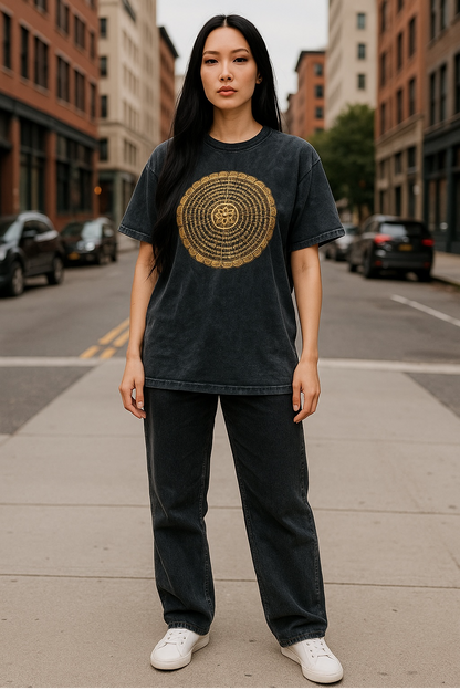 Eine Frau trägt schwarzes T-Shirt mit Mandala aus Om Mani Padme Hum Mantra