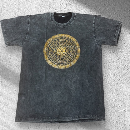 Es zeigt ein schwarzes T-Shirt mit Mandala aus Om Mani Padme Hum Mantra