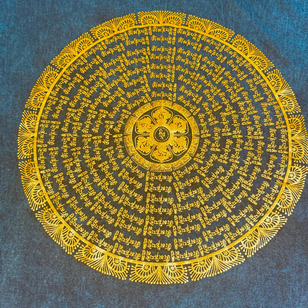 Zeigt ein blues T-Shirt mit Mandala aus Om Mani Padme Hum Mantra 
