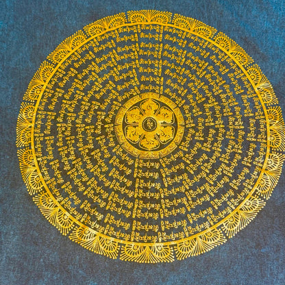 Zeigt ein blues T-Shirt mit Mandala aus Om Mani Padme Hum Mantra 