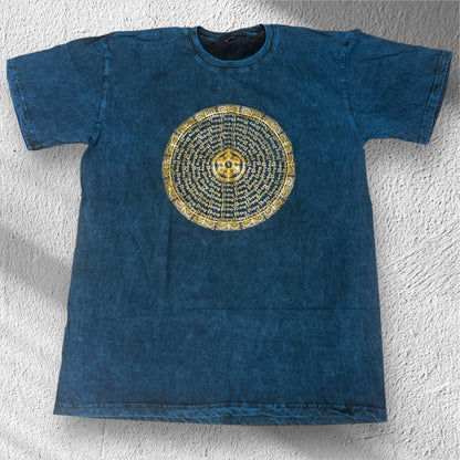 Es zeigt ein blaues T-Shirt mit Mandala aus Om Mani Padme Hum Mantra