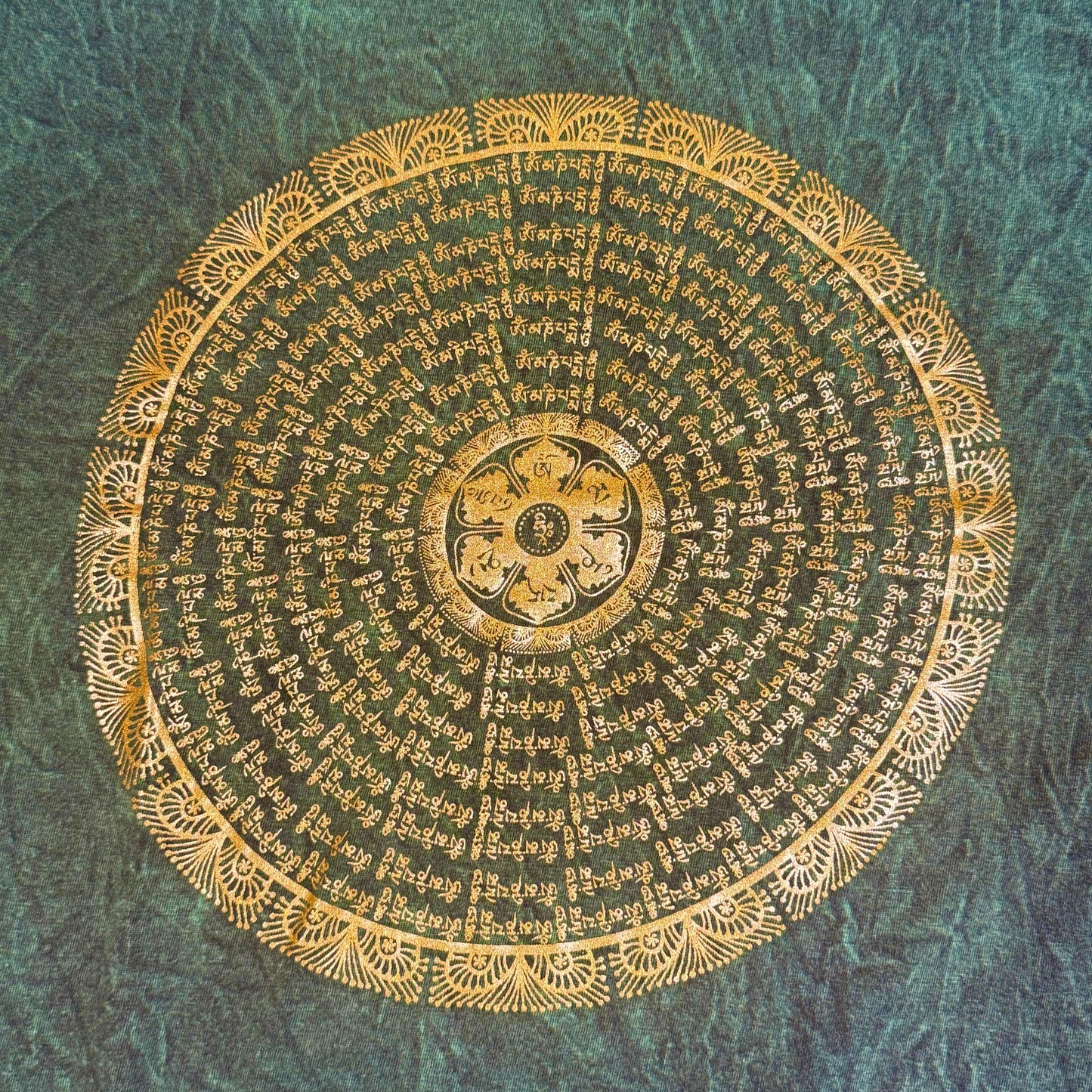 Zeigt ein grünes T-Shirt mit Mandala aus Om Mani Padme Hum Mantra 