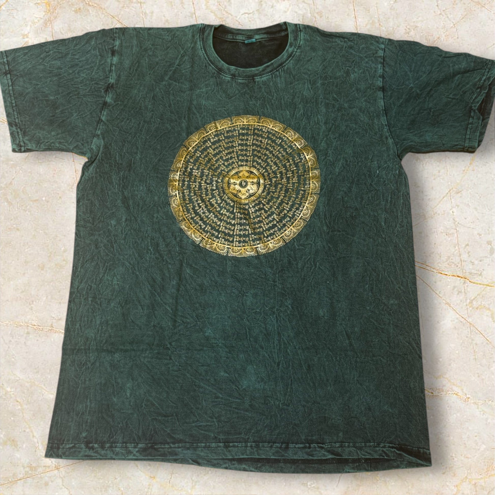 Es zeigt ein grünes T-Shirt mit Mandala aus Om Mani Padme Hum Mantra