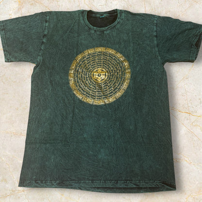 Es zeigt ein grünes T-Shirt mit Mandala aus Om Mani Padme Hum Mantra
