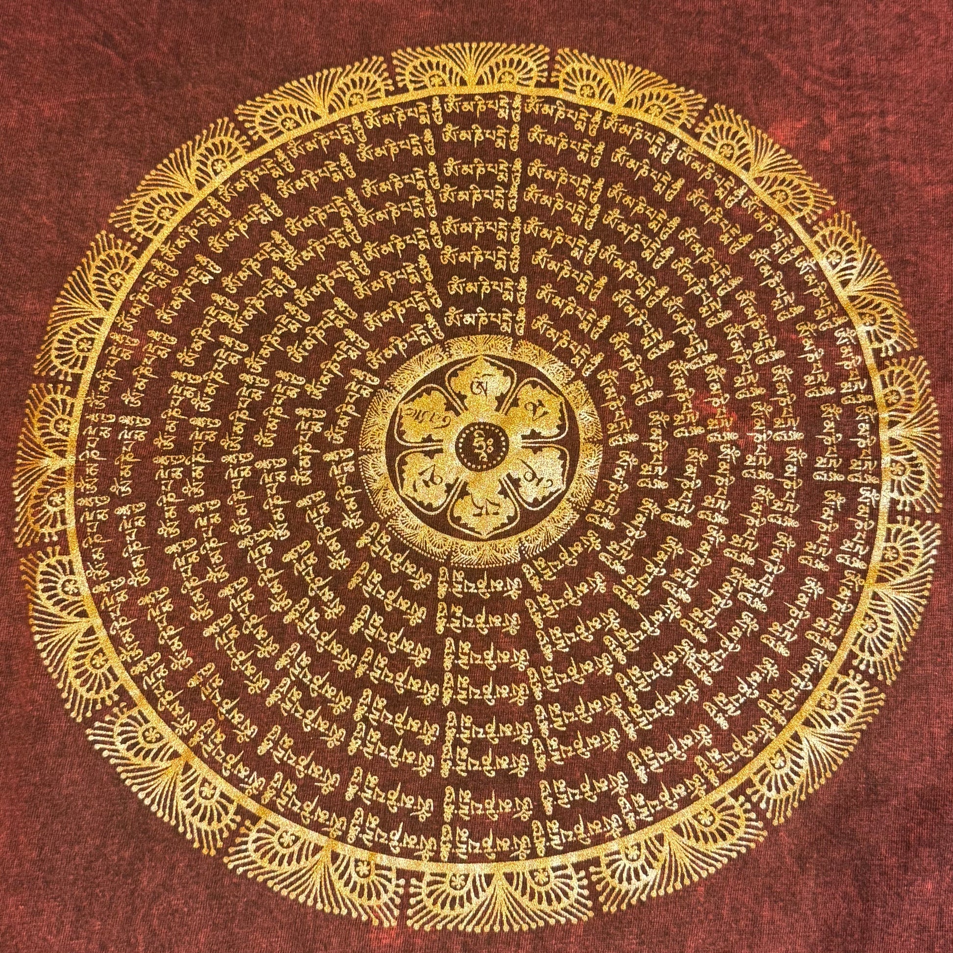 Zeigt ein rotes T-Shirt mit Mandala aus Om Mani Padme Hum Mantra